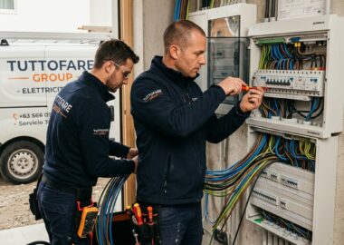 Elettricità-02 Collegamento dei tecnici al lavoro